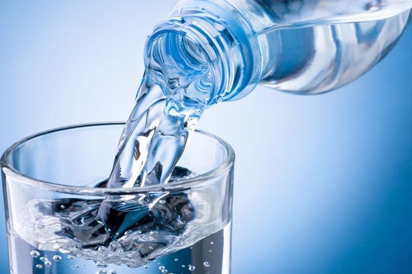 Lý do gì bạn nên phân biệt nước uống của nhãn hàng hay tư nhân